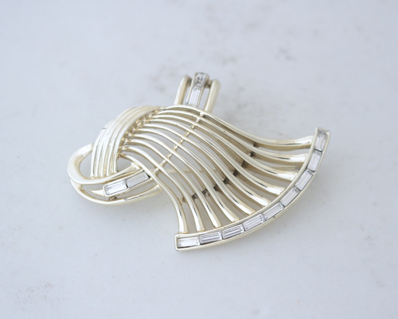Ribbon brooch